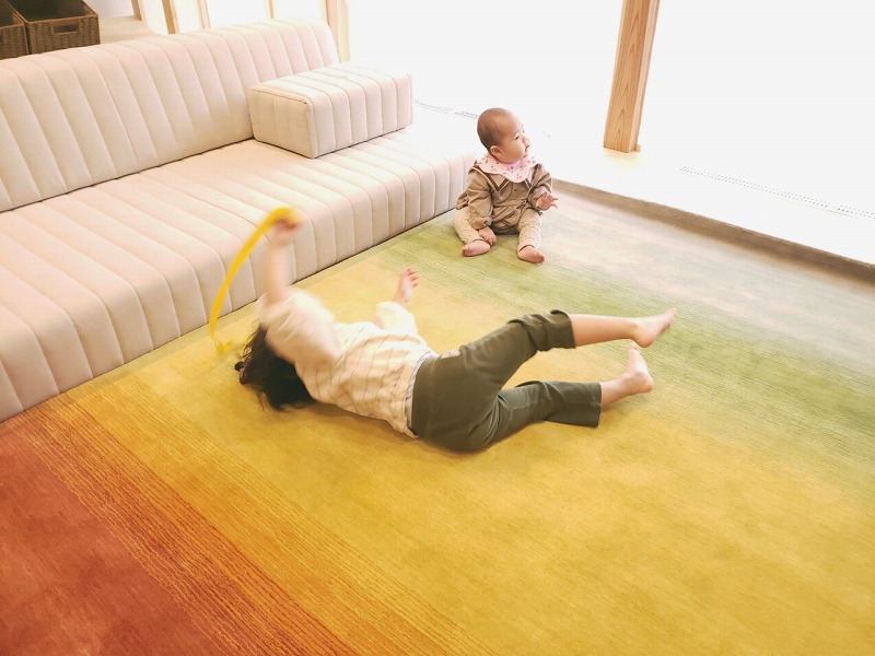 ハグみじゅうたんの上で気持ちよさそうなお子様たち